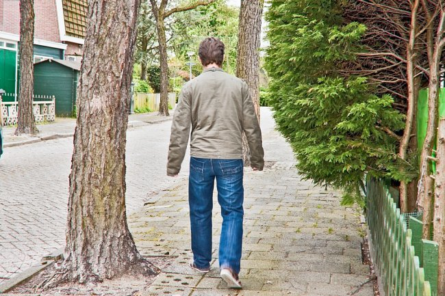 Foto van een man die door een straat wandelt