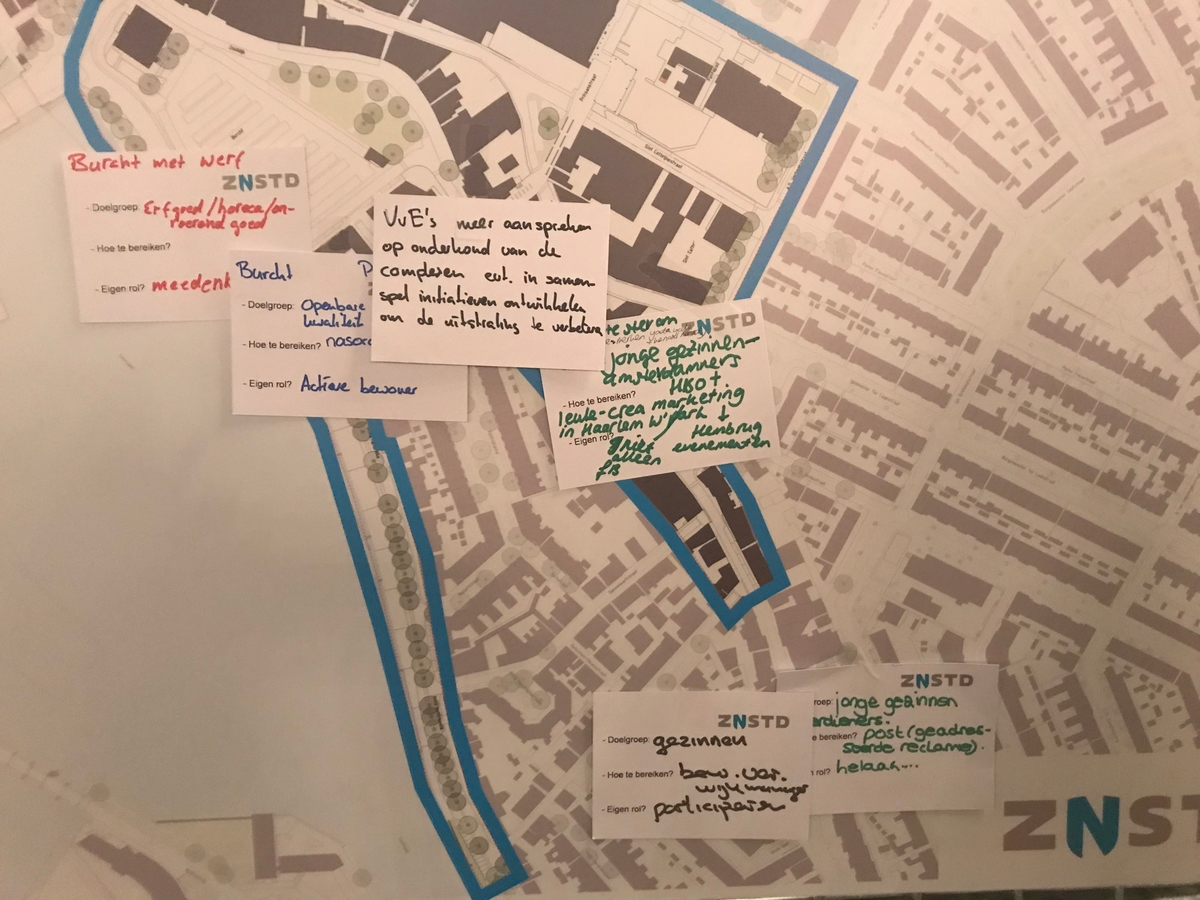 Foto van een plattegrond van Centrum Oost met post its met uitgangspunten vanuit bewoners erop